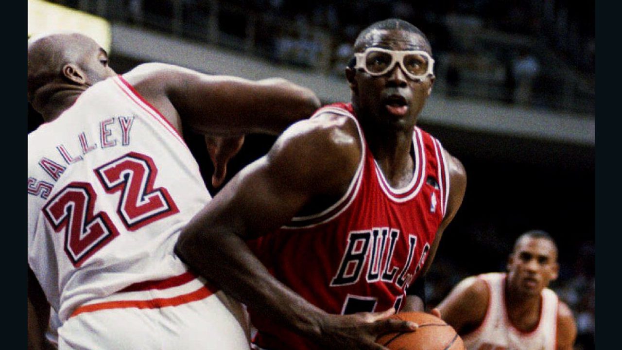 Grant maneuvers around John Salley of the Miami Heat.