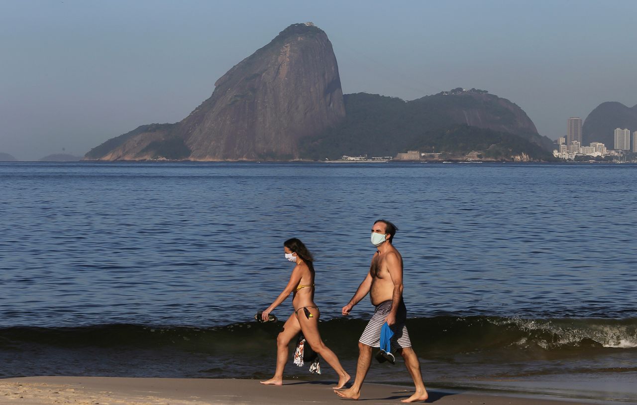 People wear face masks on the Icarai beach in Niteroi on May 21.