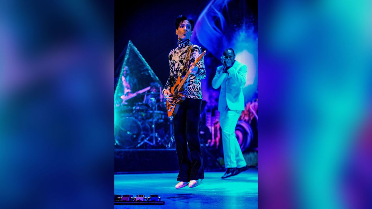 Prince and Fred Yonnet play together on tour.