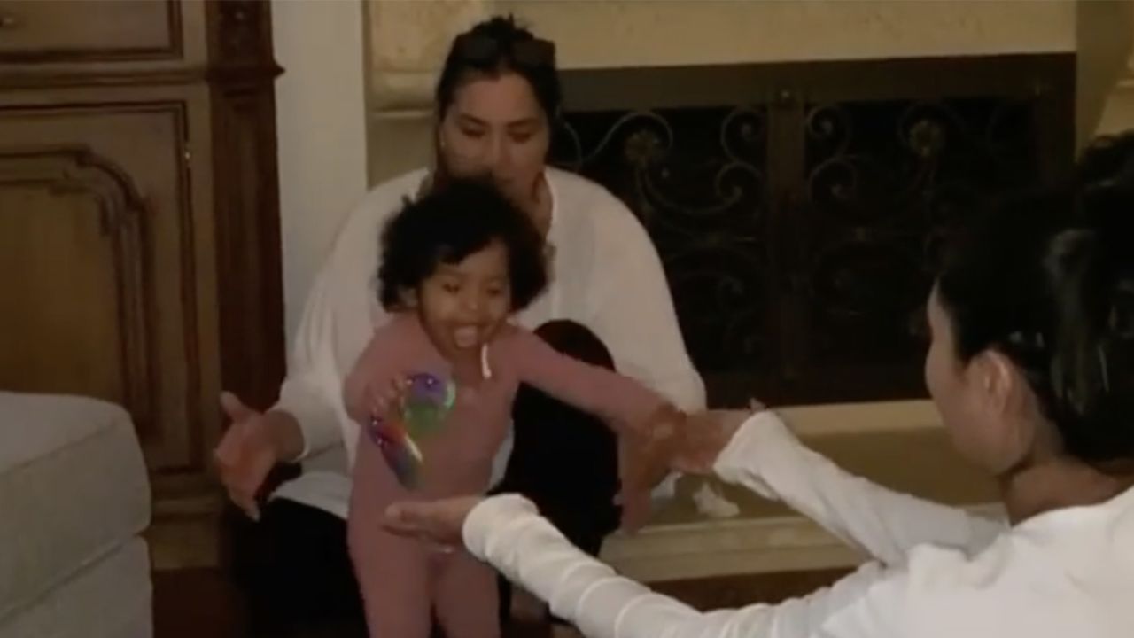 Kobe Bryant and wife Vanessa share first photo of third daughter