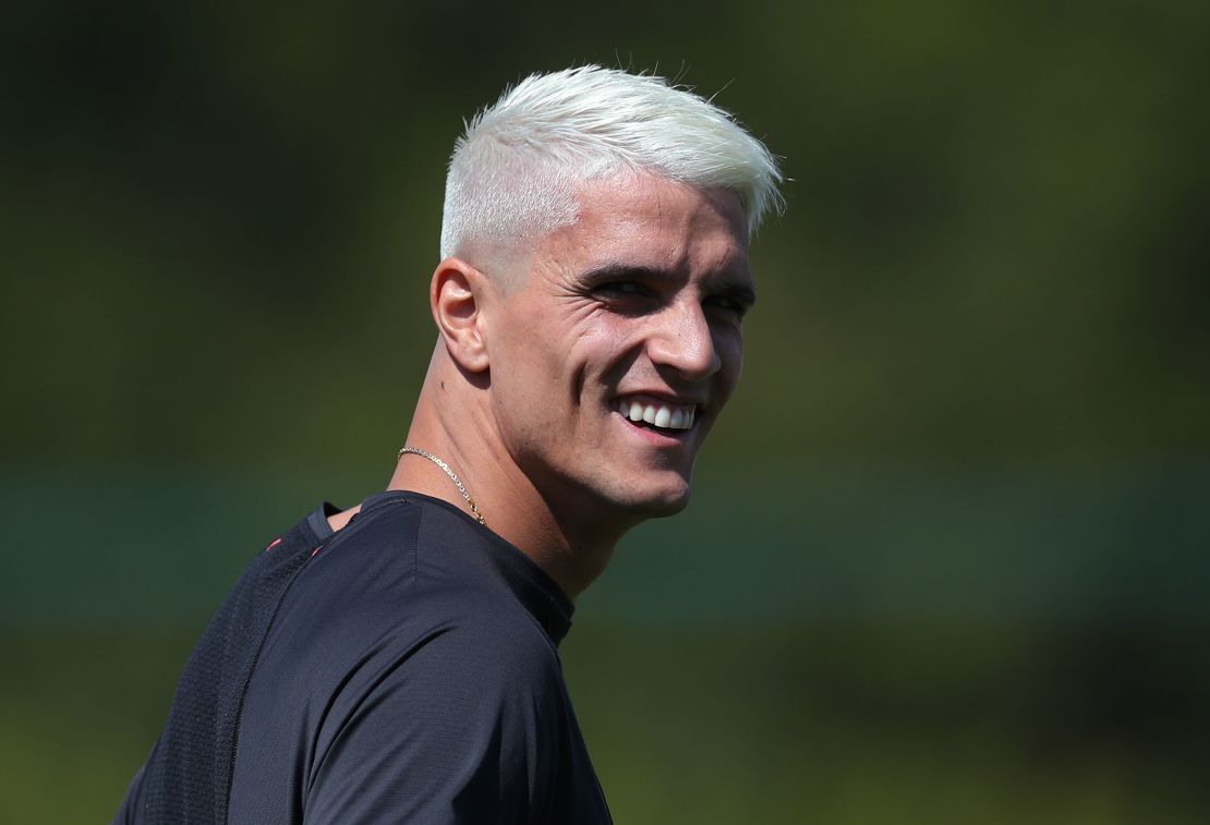 Erik Lamela has opted for the classic peroxide blond.