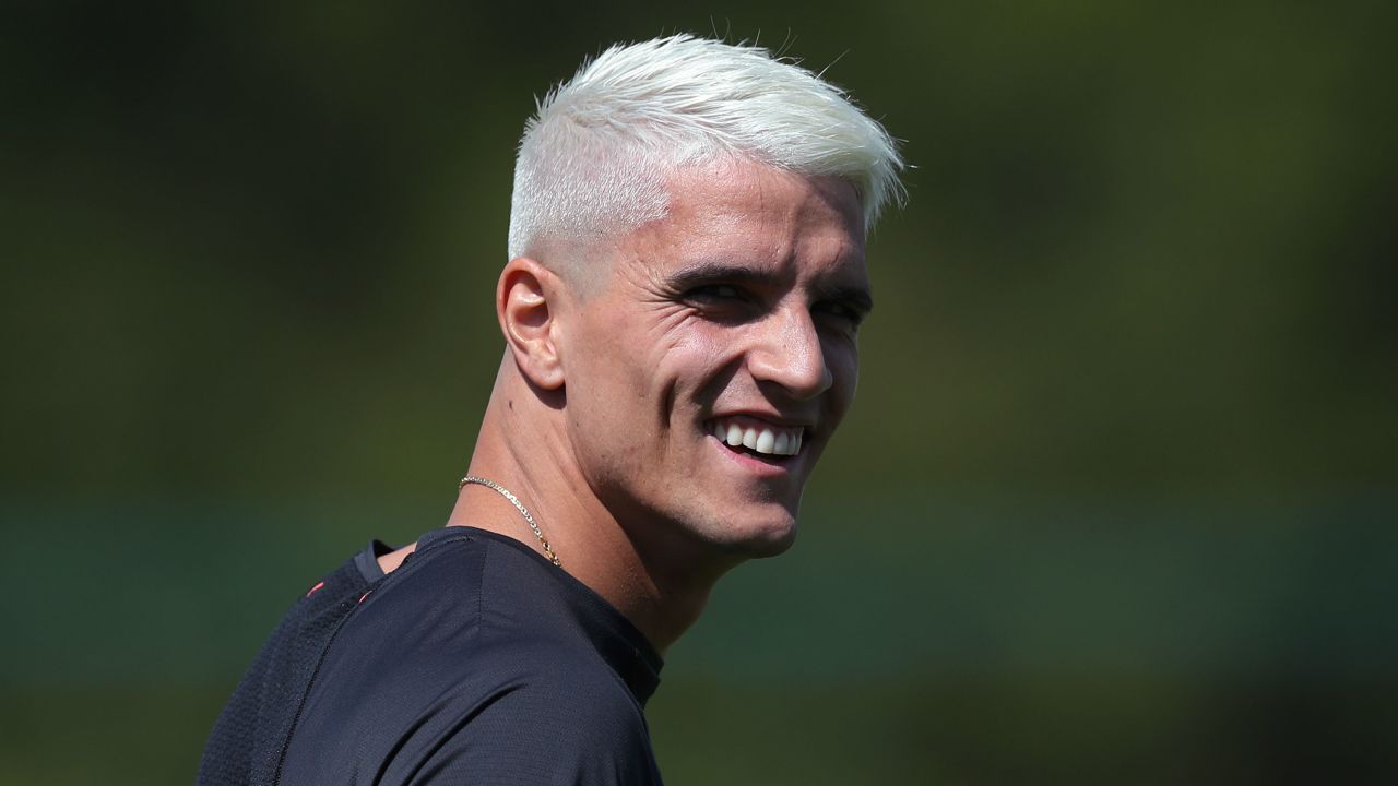 Erik Lamela has opted for the classic peroxide blond.