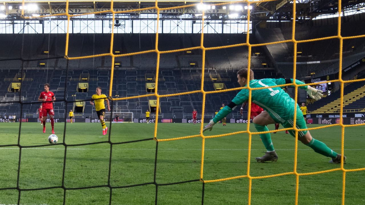 Manuel Neuer in action during the Bundesliga match between Borussia Dortmund and Bayern Munich.