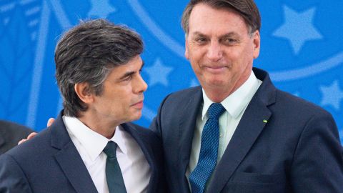 Bolsonaro and Nelson Teich (left), who disagreed with the President and resigned. 