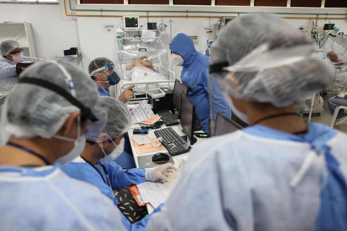 Health workers and patients fight coronavirus in the ICU of Gilberto Novaes hospital.