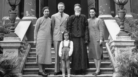 Sir Robert Hotung, second right, with his family in front of their Hong Kong home.