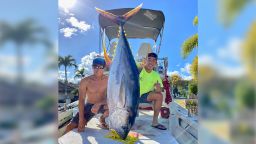 01 Hawaii 220-pound tuna 