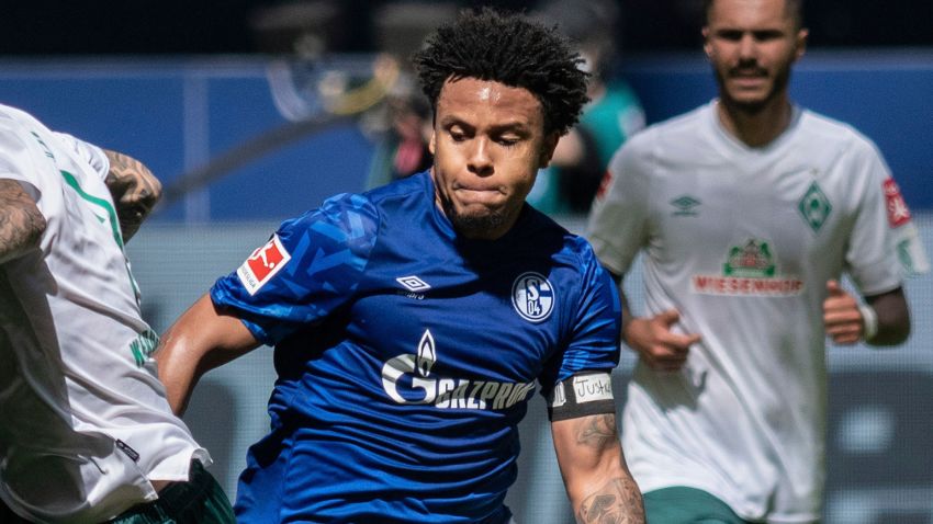 Schalke's Weston McKennie wears an armband reading "Justice for George". during the German Bundesliga soccer match between FC Schalke 04 and Werder Bremen in Gelsenkirchen, Germany, Saturday, May 30, 2020. Because of the coronavirus outbreak all soccer matches of the German Bundesliga take place without spectators.