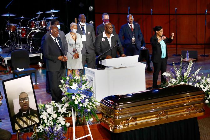 Floyd's brother Philonise speaks at the memorial service in Minneapolis. He said George had <a href="index.php?page=&url=https%3A%2F%2Fwww.cnn.com%2Fus%2Flive-news%2Fgeorge-floyd-protests-06-04-20%2Fh_0a8e54344c0ed6a2e8bafa002b568d4d" target="_blank">"touched many hearts"</a> and that the audience was a testament of that. "Everybody wants justice, we want justice for George," Philonise said. "He's going to get it."