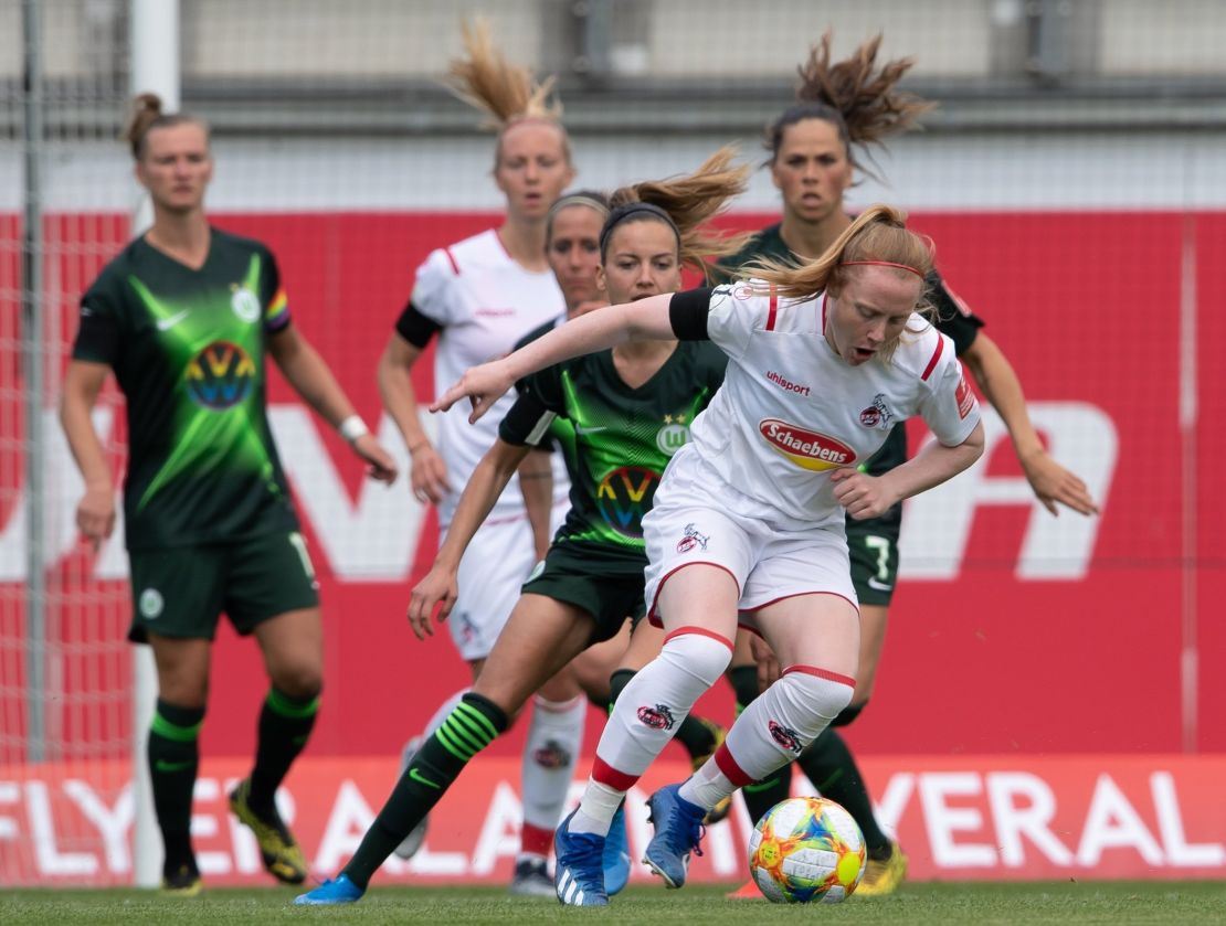 Barrett (front, r) tries to battle off Wolfsburg's Joelle Wedemeyer (l).