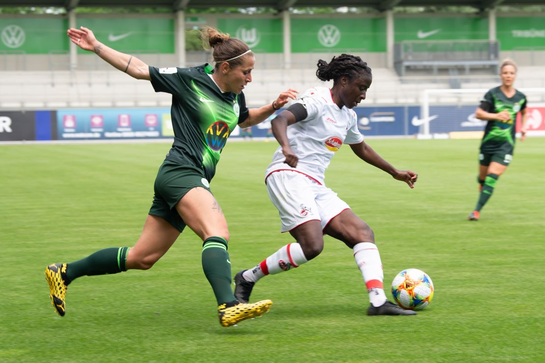 FC Koln's Eunice Beckmann (r) evades Wolfsburg's Anna Blässe.