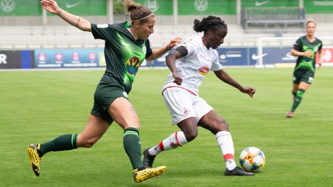 FC Koln's Eunice Beckmann (r) evades Wolfsburg's Anna Blässe.