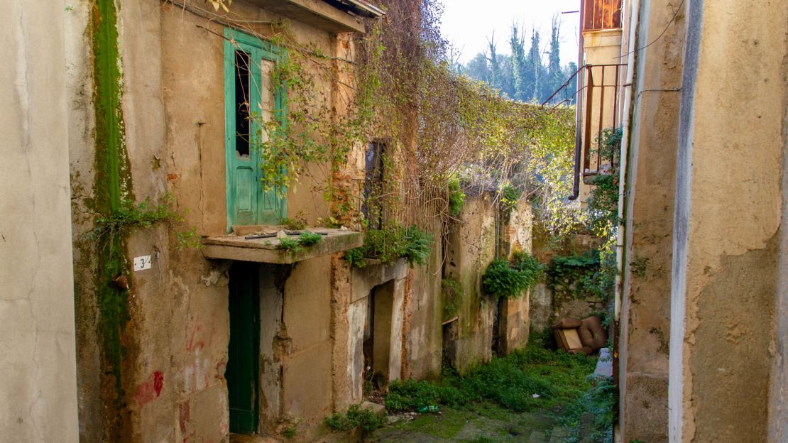 Like many Italian villages and towns, Cinquefrondi has suffered from depopulation.