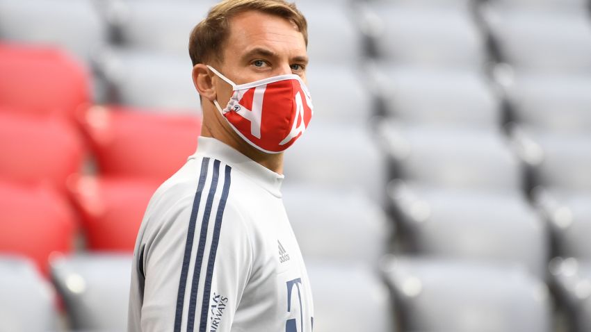 MUNICH, GERMANY - MAY 23: Manuel Neuer of FC Bayern Muenchen arrives at the stadium wearing a protective face mask prior to during the Bundesliga match between FC Bayern Muenchen and Eintracht Frankfurt at Allianz Arena on May 23, 2020 in Munich, Germany. (Photo by Andreas Gebert/Pool via Getty Images)