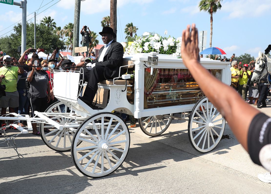 A gold casket with Floyd's remains was taken to the burial site in Pearland on a white carriage.