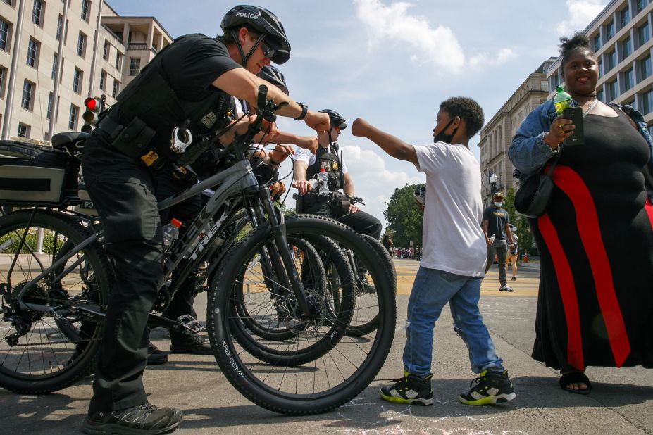 Josiah Brown fist-bumps a member of the US Secret Service after he and his mother, Alexis Brown, prayed over the officers near the White House on June 9. 