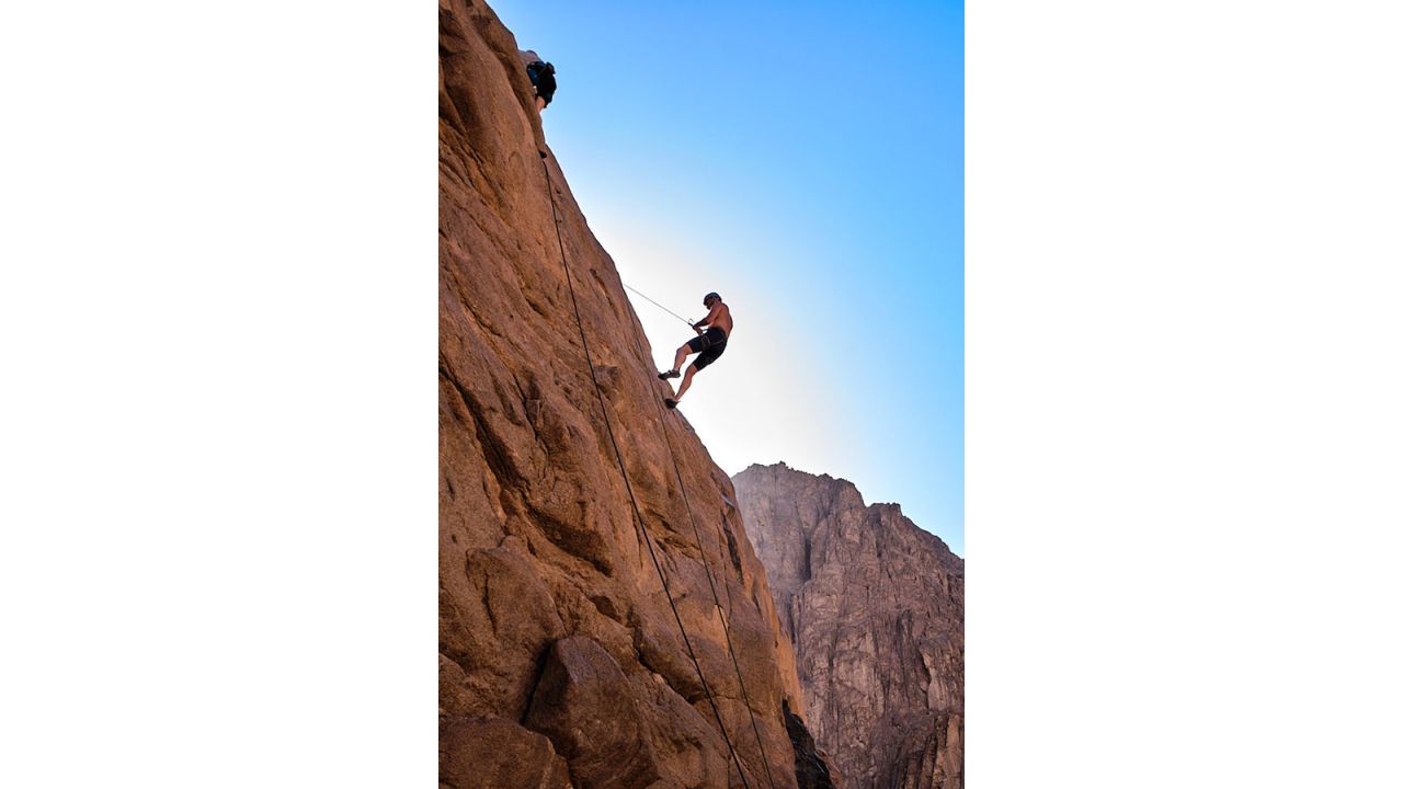 <strong>Granite wadi:</strong> The valley's landscape is ideally suited for bouldering in the shade.