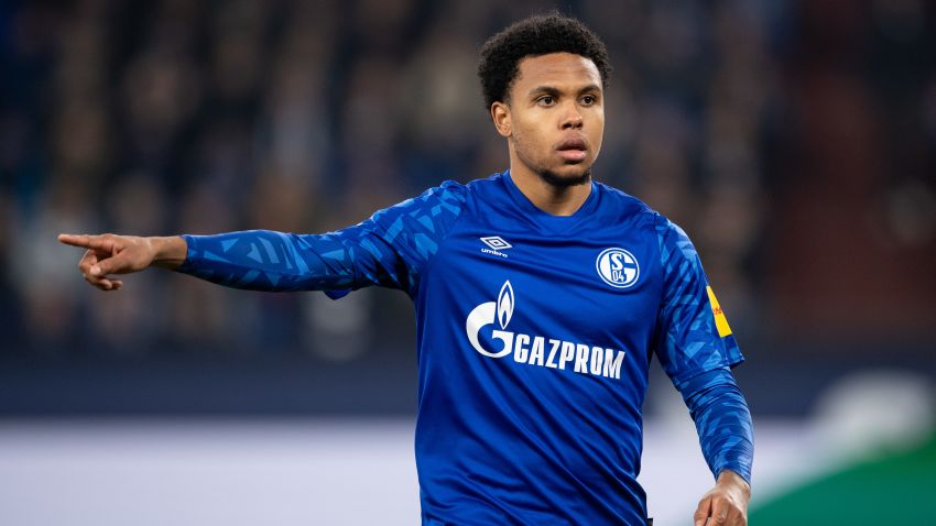 GELSENKIRCHEN, GERMANY - NOVEMBER 29: Weston McKennie of Schalke gives his team instructions during the Bundesliga match between FC Schalke 04 and 1. FC Union Berlin at Veltins-Arena on November 29, 2019 in Gelsenkirchen, Germany. (Photo by Frederic Scheidemann/Bongarts/Getty Images)