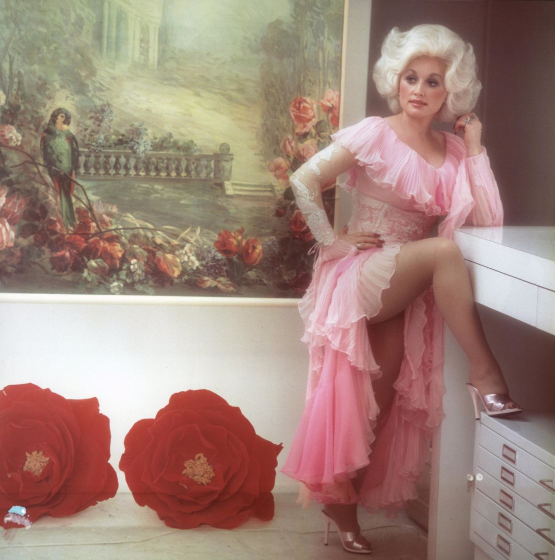 Dolly Parton during the photoshoot for the cover of her album "Heartbreaker," 1978 