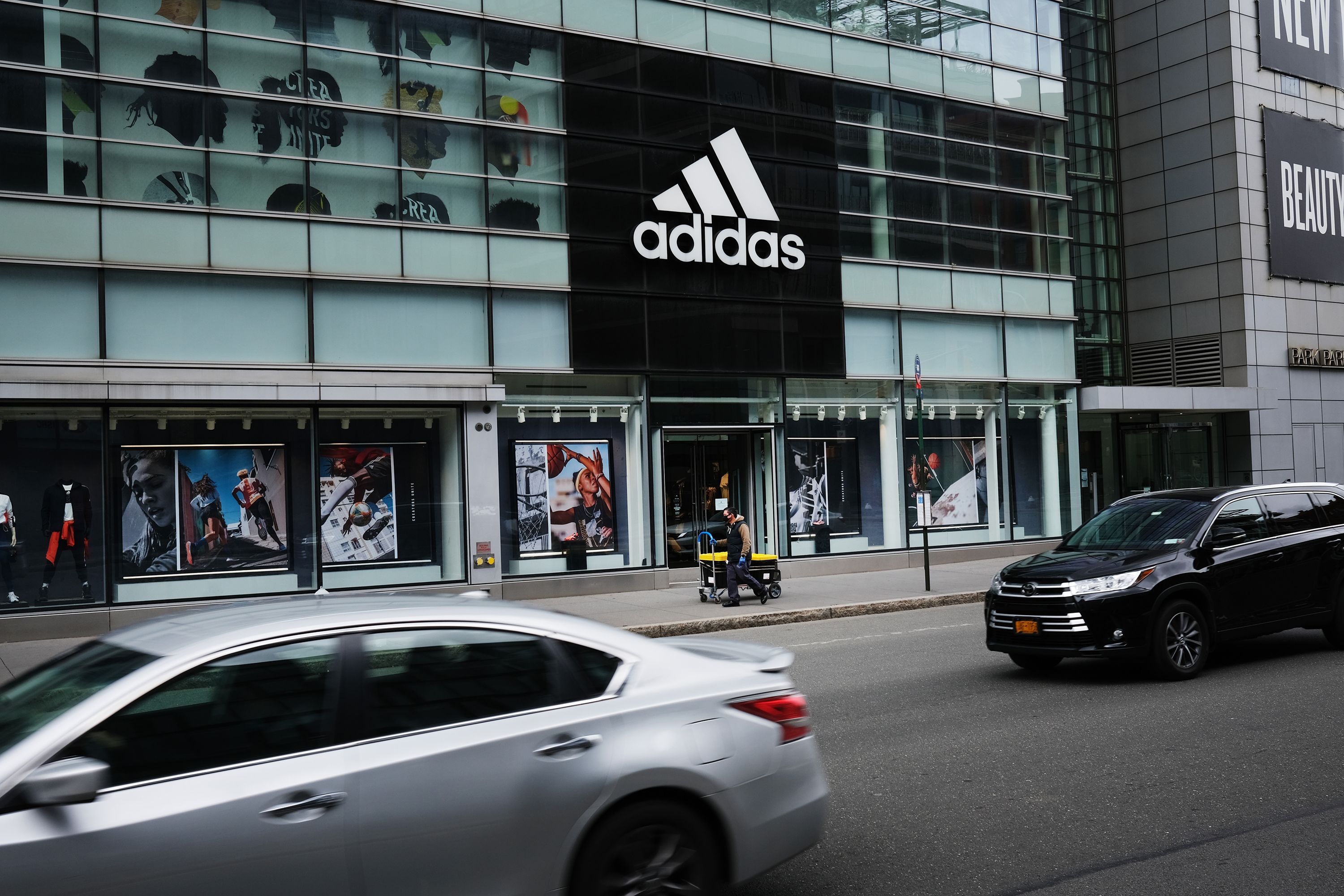 oficial Contrapartida Patatas Adidas employees want company to investigate HR chief for response to  racial issues | CNN Business