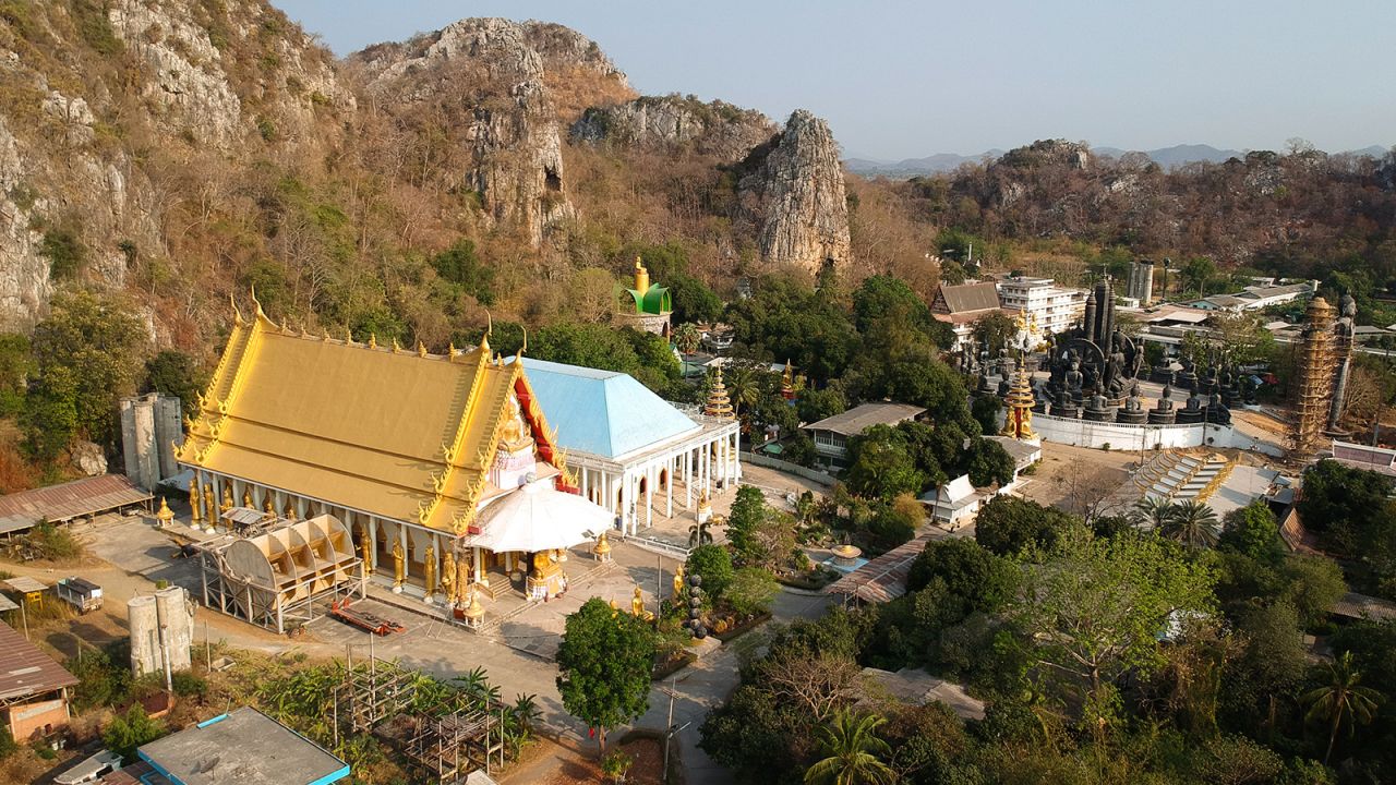 <strong>Thamkrabok: </strong> A Buddhist monastery located 140 kilometers (86 miles) north of Bangkok, Thamkrabok specializes in treating drug addiction. It resembles a small village, with golden-roofed temples and small cottages for the monks and nuns.