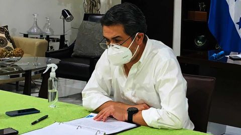 Honduran President Juan Orlando Hernandez wears a facemask in Tegucigalpa on June 15.