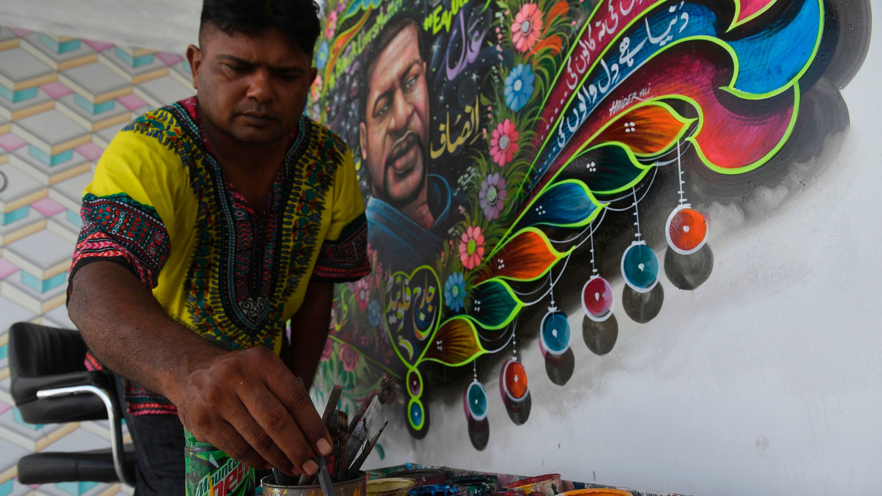 Haider Ali puts the final touches on a Floyd tribute in Karachi, Pakistan, on June 13.