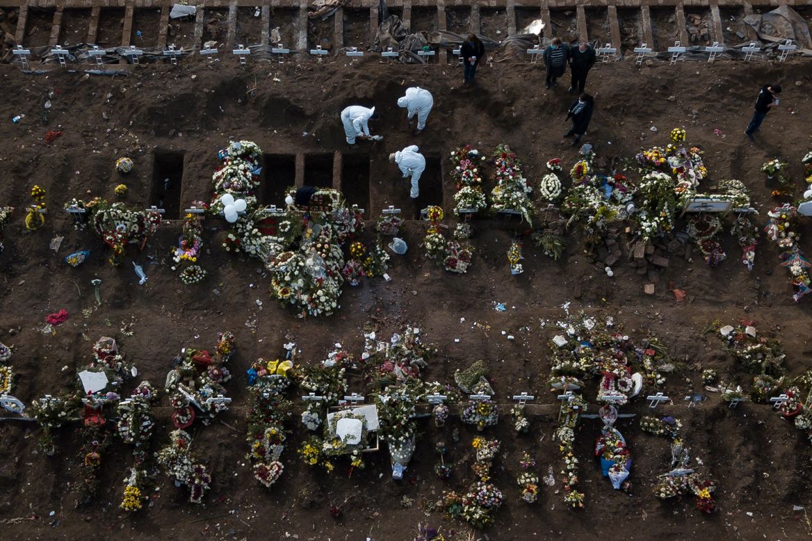 A coronavirus victim is buried at the General Cemetery in Santiago, Chile, on Monday, June 15. <a href="http://www.cnn.com/2020/06/11/world/gallery/week-in-photos-0612/index.html" target="_blank">See last week in 41 photos</a>
