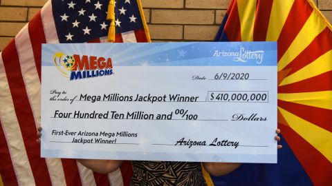 One half of the Arizona couple who won a $410 million Mega Millions jackpot said her "left hand had been itching for two weeks," which she said meant money was coming her way.
