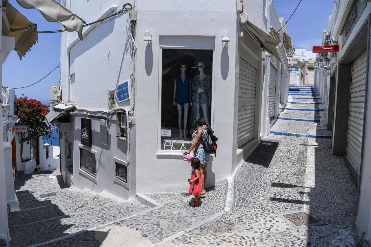 Recent years have seen complaints about overtourism in Santorini.