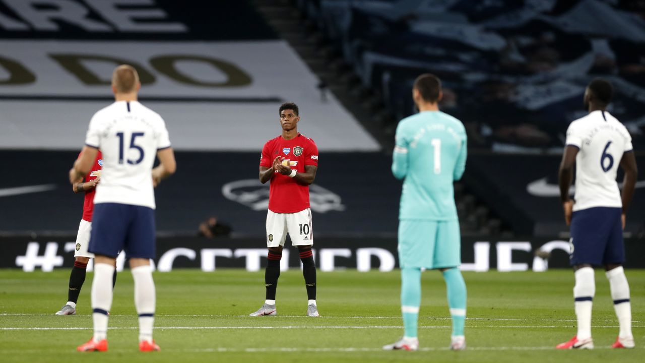 Players applaud commemorating the victims of the Covid-19.