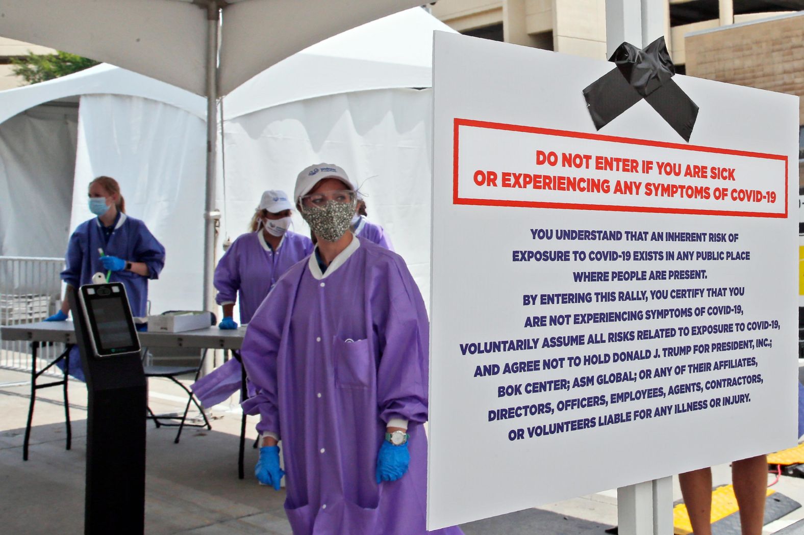 A sign warns rallygoers about the coronavirus.