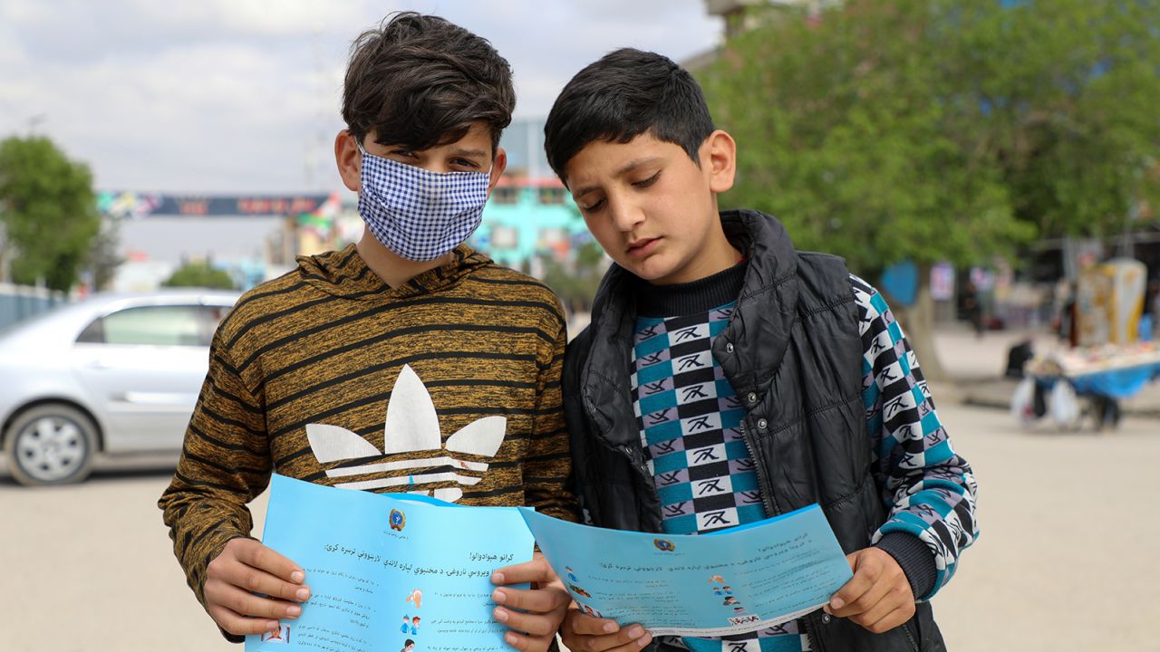 Children in the city of Mazar Sharif, in northern Afghanistan, holding UNICEF information packs, on April 15, 2020.
