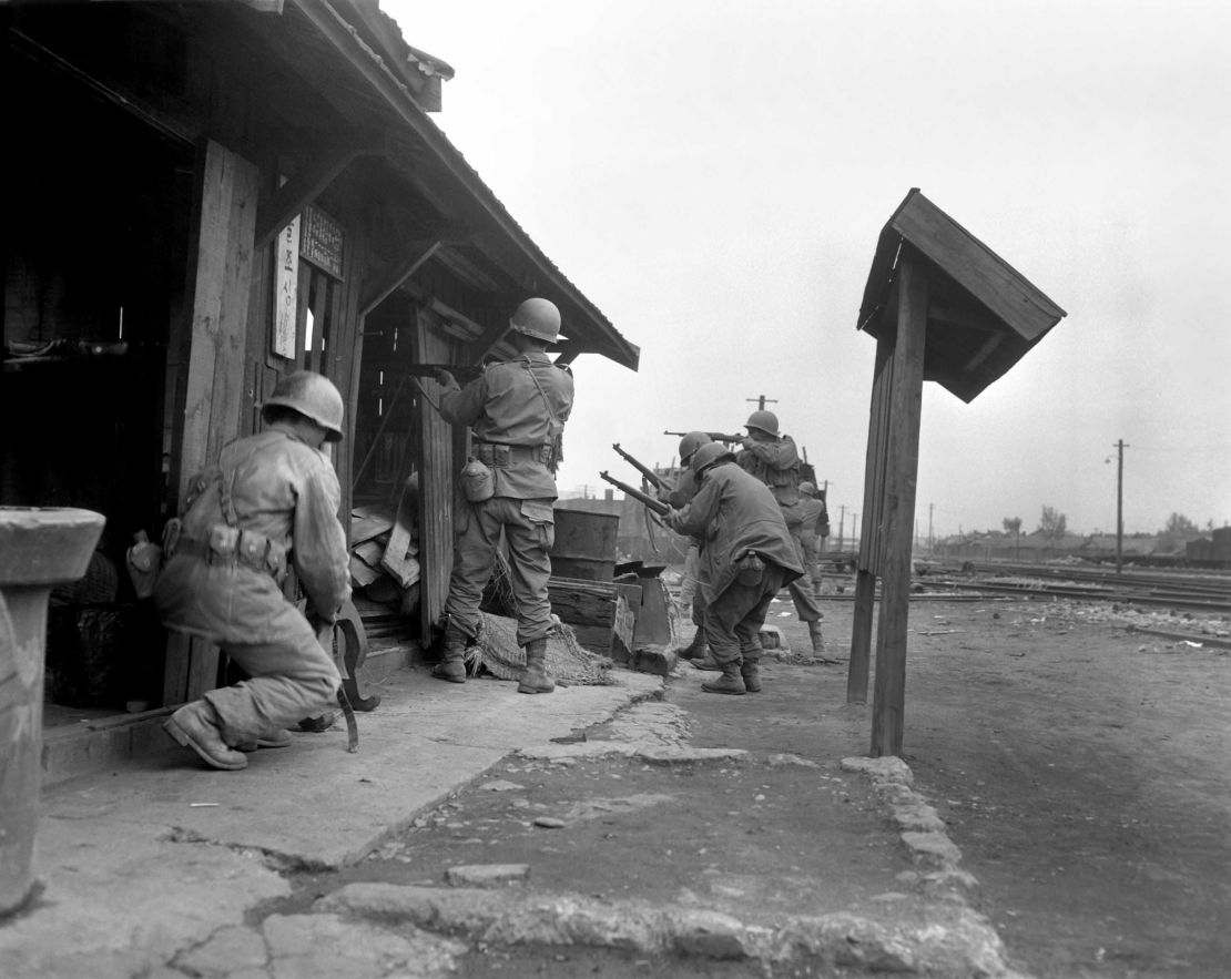 Soldiers of the 1st Cavalry Division in Pyongyang in 1950