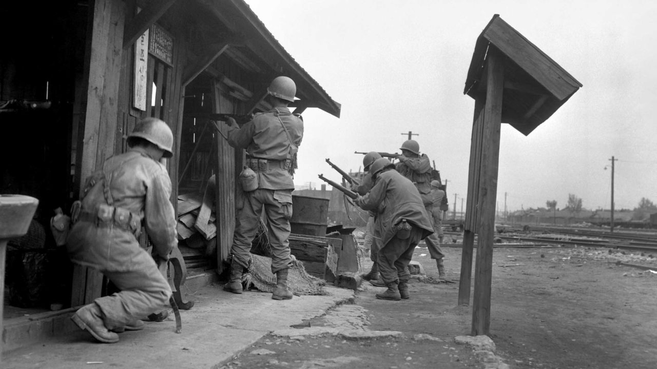 Soldiers of the 1st Cavalry Division in Pyongyang in 1950