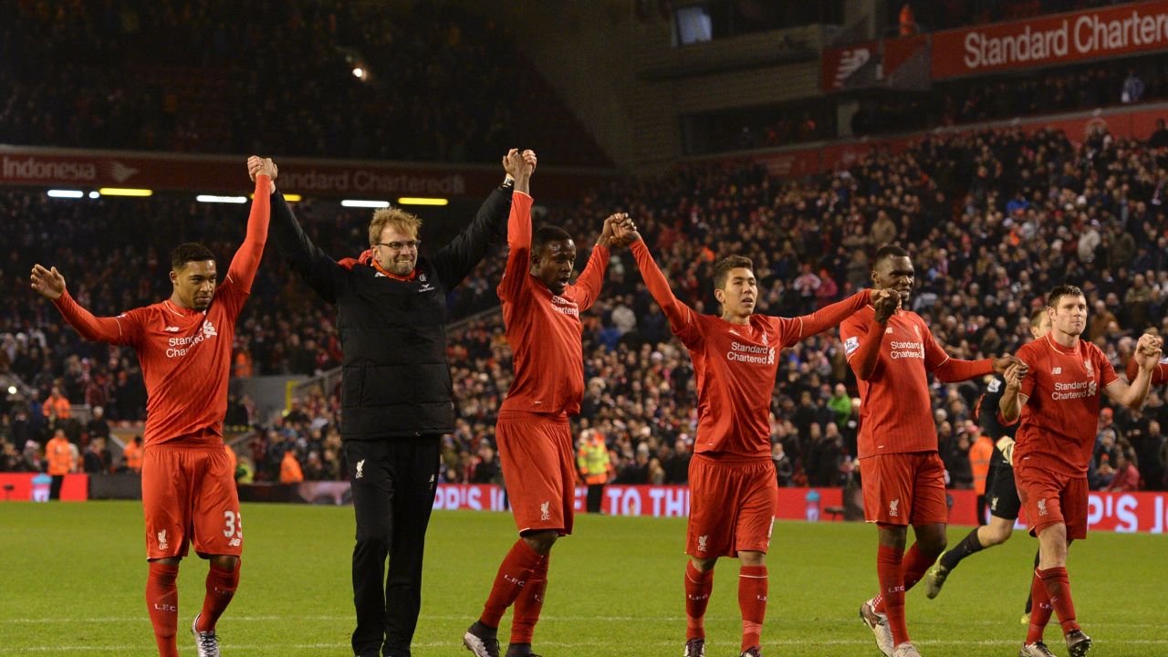 Klopp (2L) leads his players in saluting the crowd after drawing against West Bromwich Albion at Anfield on December 13, 2015.