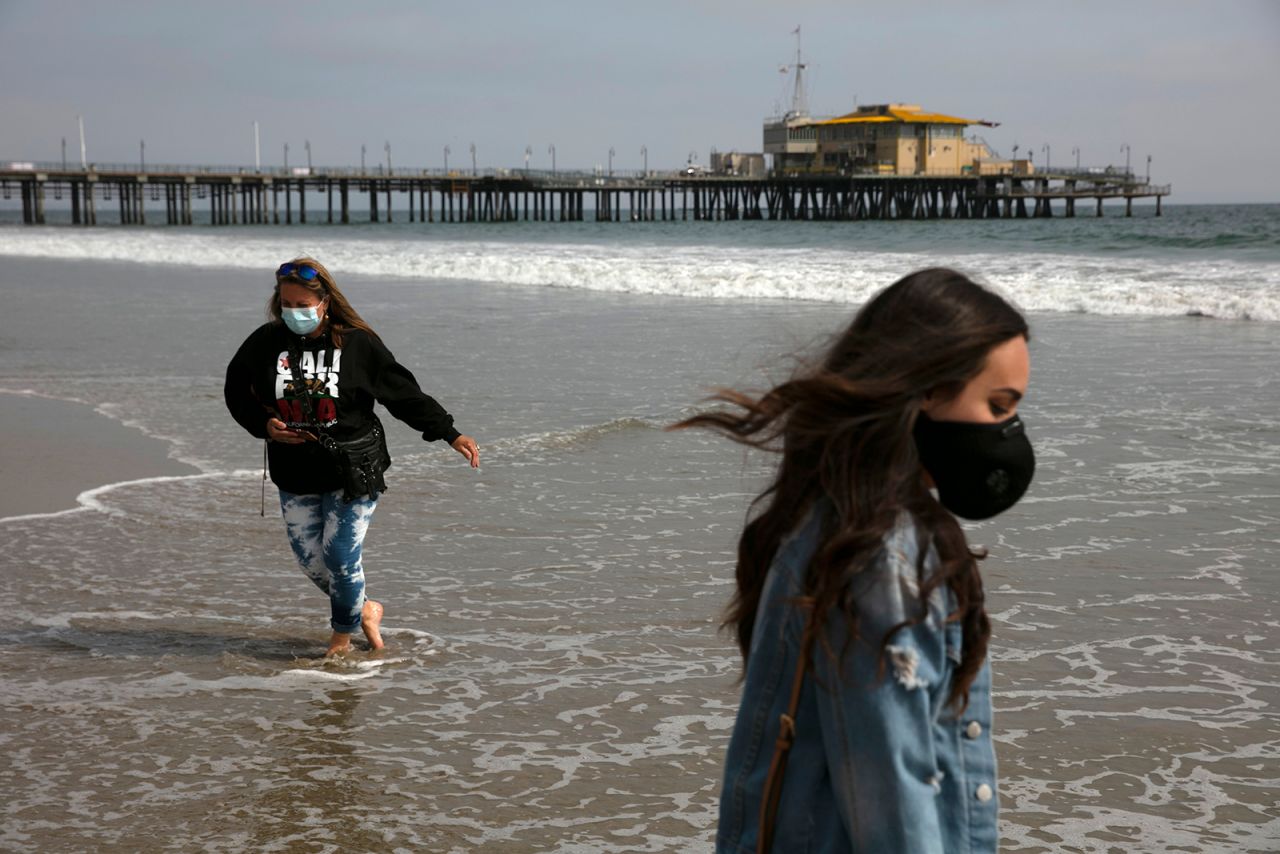 Malia Pena and her mother, Lisa Torriente, wear masks as they visit the beach in Santa Monica, California, on June 23. California was among 25 states <a href="index.php?page=&url=https%3A%2F%2Fwww.cnn.com%2F2020%2F06%2F23%2Fus%2Fus-coronavirus-tuesday%2Findex.html" target="_blank">that had recorded higher rates of new cases</a> compared to the previous week.