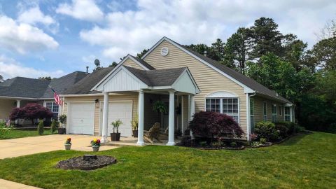 Jeff and Janet Ralli bought this house in Ocean County, New Jersey, without ever visiting it.