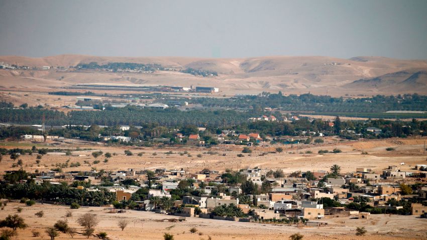 Une vue générale montre le village de Fasayil (au premier plan) dans la vallée du Jourdain avec la colonie israélienne de Tomer (en arrière-plan), en Cisjordanie occupée, le 30 juin 2020. - Israël a l'intention d'annexer les colonies de Cisjordanie et la vallée du Jourdain, comme le propose Le président américain Donald Trump, les premières mesures devraient commencer à partir du 1er juillet. (Photo de JAAFAR ASHTIYEH / AFP) (Photo de JAAFAR ASHTIYEH/AFP via Getty Images)
