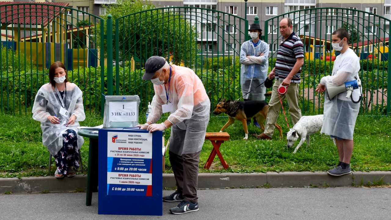 An outdoor polling station in Saint Petersburg.