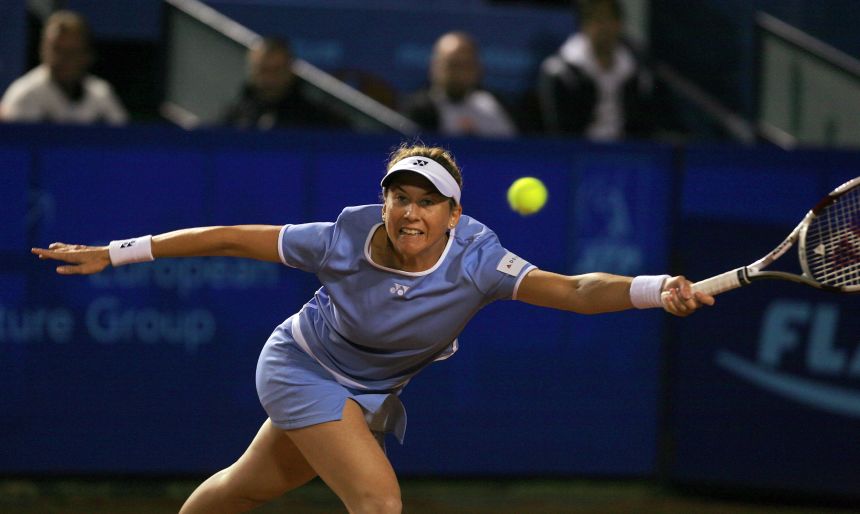 Seles returns a shot to Martina Navratilova during their demonstration match at the BCR Open Romania tennis tournament in Bucharest September 16, 2007.