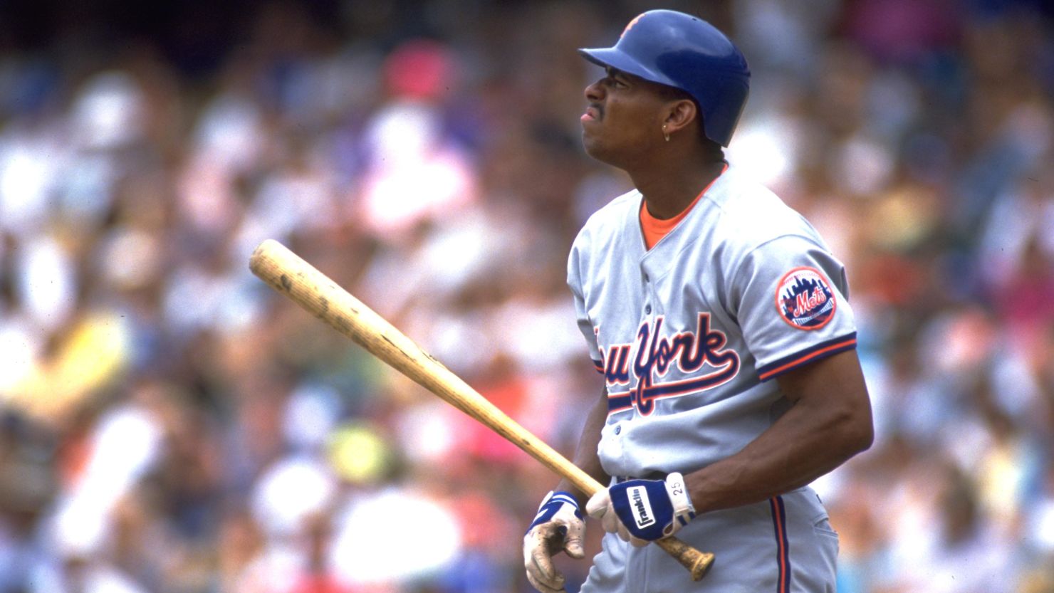 25 JUL 1993: NEW YORK METS THIRD BASEMAN BOBBY BONILLA WATCHES A PREVIOUS HIT DURING THE METS VERSUS LOS ANGELES DODGERS GAME AT DODGER STADIUM IN LOS ANGELES, CALIFORNIA. MANDATORY CREDIT: STEPHEN DUNN/ALLSPORT