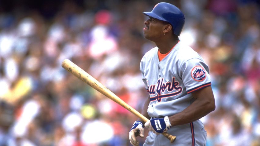25 JUL 1993:  NEW YORK METS THIRD BASEMAN BOBBY BONILLA WATCHES A PREVIOUS HIT DURING THE METS VERSUS LOS ANGELES DODGERS GAME AT DODGER STADIUM IN LOS ANGELES, CALIFORNIA.  MANDATORY CREDIT:  STEPHEN DUNN/ALLSPORT