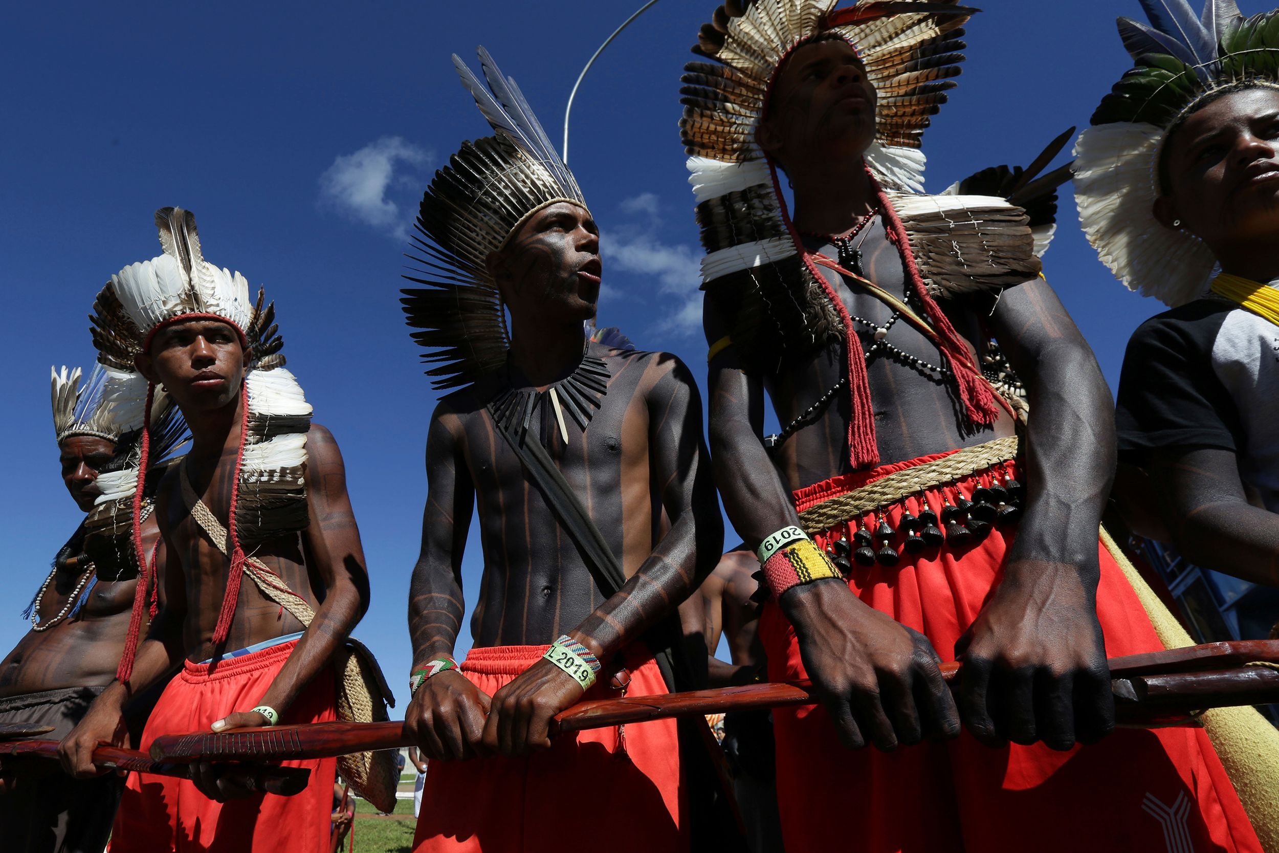 Cacique of the Xavante people, indigenous tribe, with the headdress of a  chief, Primavera do Leste, Mato Grosso, Brazil Stock Photo - Alamy