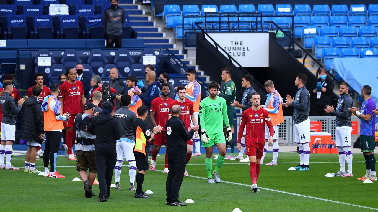 The Manchester City team create a guard of honor for the Liverpool team.