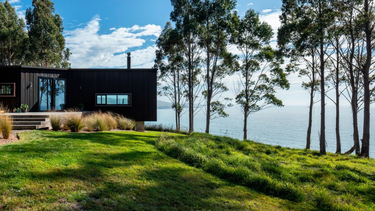 A property in the South Island of New Zealand, designed by Mason & Wales Architects. 