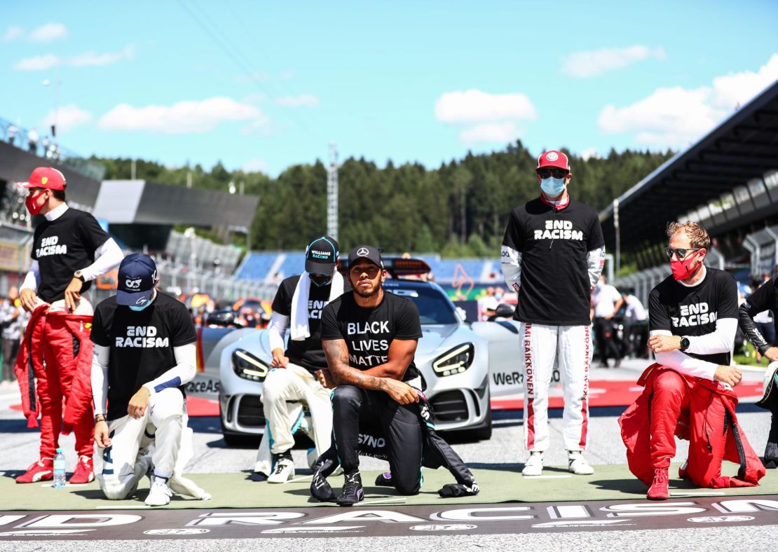 Lewis Hamilton kneels ahead the Austrian Prix, but six drivers chose not to kneel.