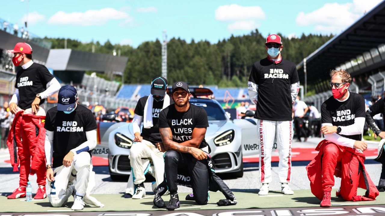 Lewis Hamilton kneels ahead the Austrian Prix, but six drivers chose not to kneel.