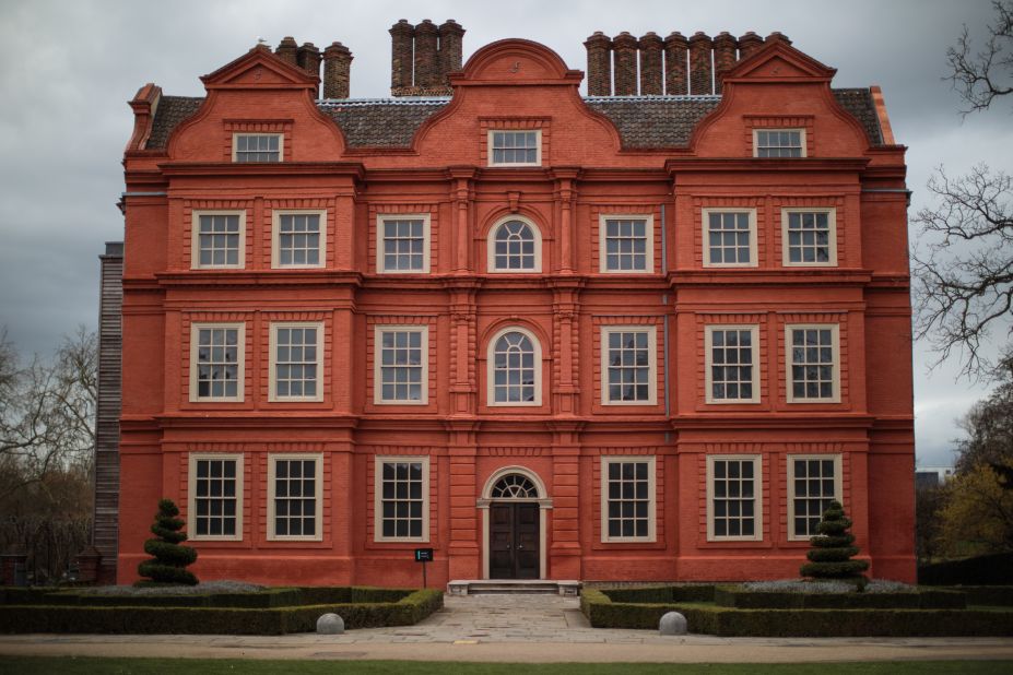 Situated within Kew Botanical Gardens in London, Kew Palace is the <a href="https://www.hrp.org.uk/kew-palace/history-and-stories/the-story-of-kew-palace/#gs.9m2uqz" target="_blank" target="_blank">smallest</a> of Britain's royal residences. It showcases Dutch architectural design, such as the curving attic gables and "<a href="https://www.britannica.com/technology/Flemish-bond" target="_blank" target="_blank">Flemish bond</a>" brickwork (where alternating long and short sides of the brick are laid). Built by Flemish merchant Samuel Fortrey, it was known as 'The Dutch House' before it was leased by King George II.