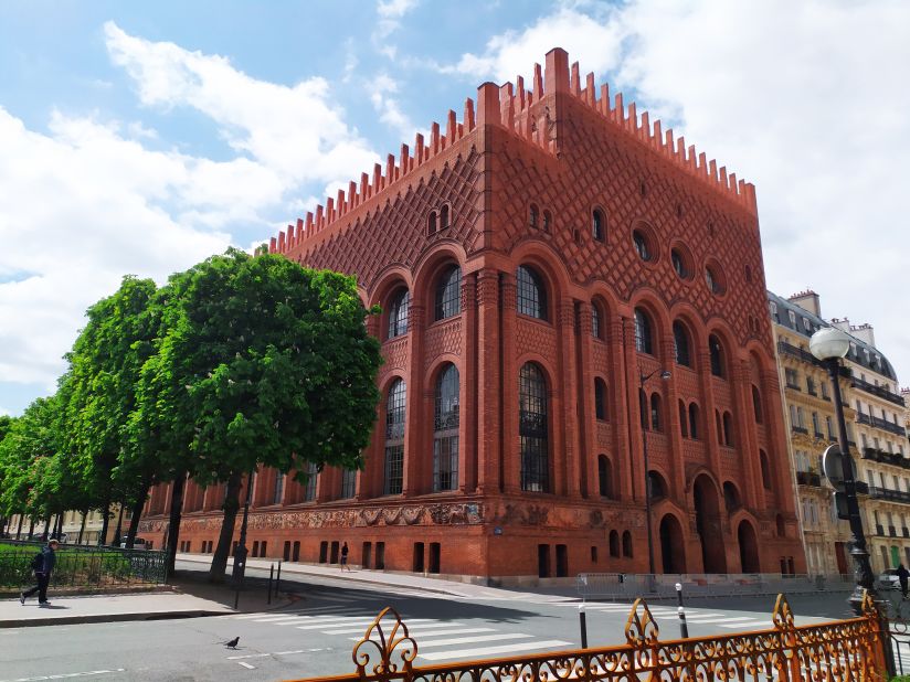 The Institute of Art and Archeology, in Paris, was begun in 1925. Architect <a href="http://www.sorbonne-universite.fr/en/culture-and-outreach/noteworthy-places-collections-and-bequests/architecture-and-works-art" target="_blank" target="_blank">Paul Bigot</a> took inspiration from classic Italian renaissance and gothic design. A brick terracotta frieze depicts scenes from classical art, in keeping with the building's purpose. 